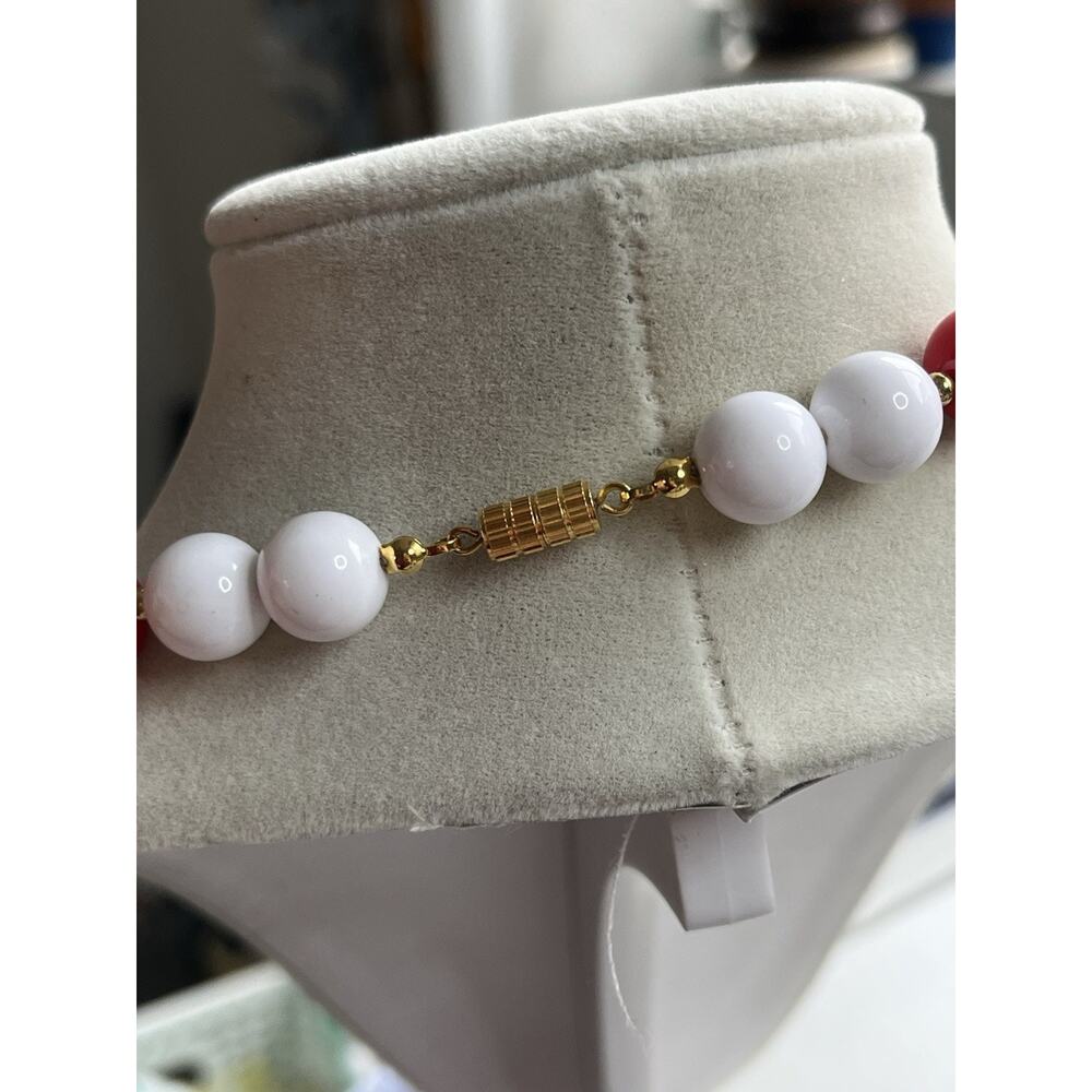 22” Vintage Red Irregular Shaped Bead White Round Bead Gold Tone Necklace - Picture 3 of 5